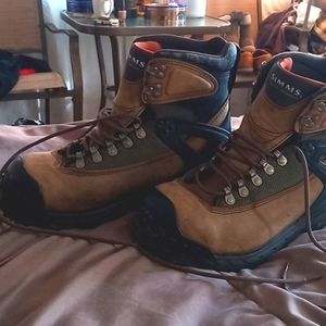 Simms size 9 mens boots
